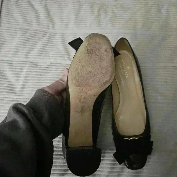 Kate Spade heels.  Olive Green Patent Leather w Black bows. Size 8.5 - Picture 7 of 14